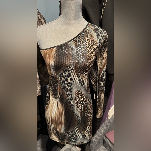 Unyx one shoulder mixed media print with flat sequins - Picture 1 of 4